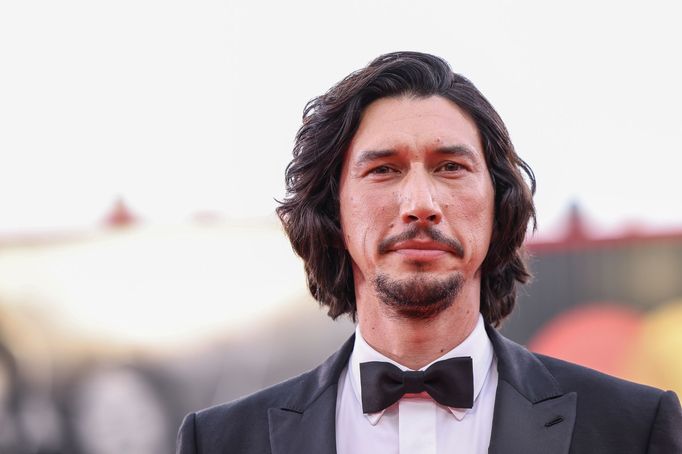 Herec Adam Driver na červeném koberci benátského festivalu, kde představil film Ferrari.