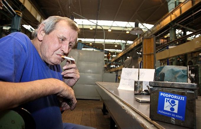 PLZEŇ: Zaměstnanci továrny Škoda Power podpořili stávku různě, avšak opatrně. Někteří si na hodinu odpočinuli od práce, jiní s odznáčkem "Podporuji" na hrudi dál pracovali. Nechtějí údajně poškodit zaměstnavatele.