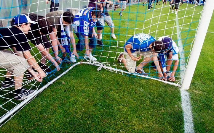 Fanoušci švýcarského klubu FC Luzern si vítězství nad Luganem pořádně užili. Ihned po vítězství začali Allmend Stadion rozebírat, odnášeli si i brankové konstrukce a na jedná z tribun zapálili oheň. Pro stařičký stadion to byl po pětasedmdesáti letech po