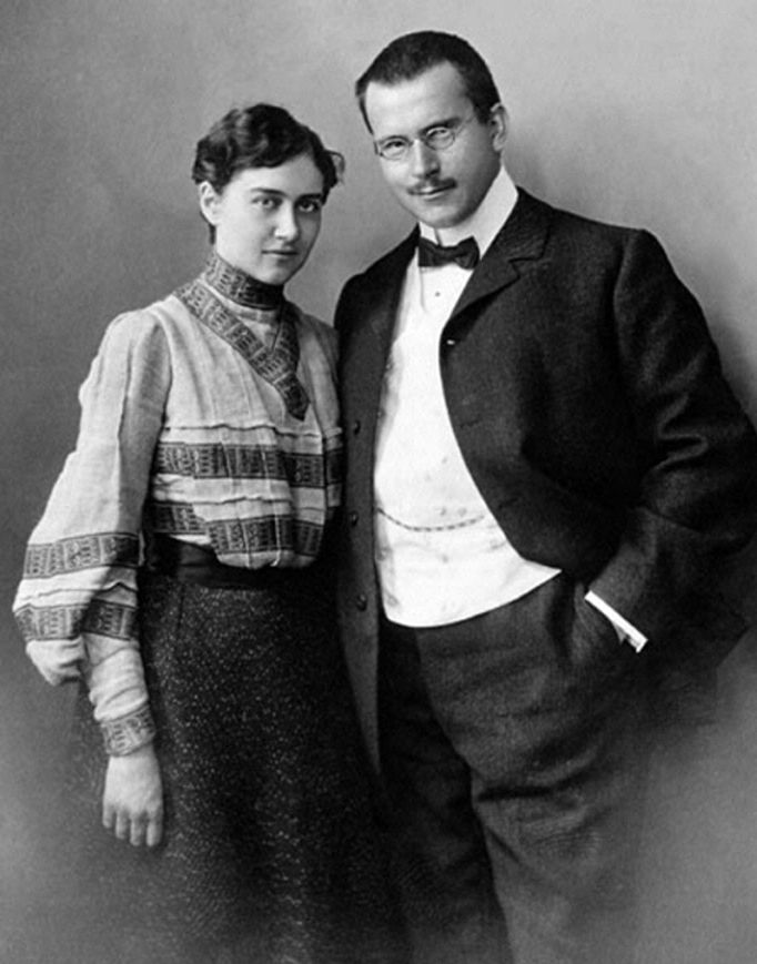 Carl Gustav Jung se svojí ženou Emmou Rauschenbachovou, která byla rovněž psychoanalytičkou. Vzali se v roce 1903 a měli spolu pět dětí.