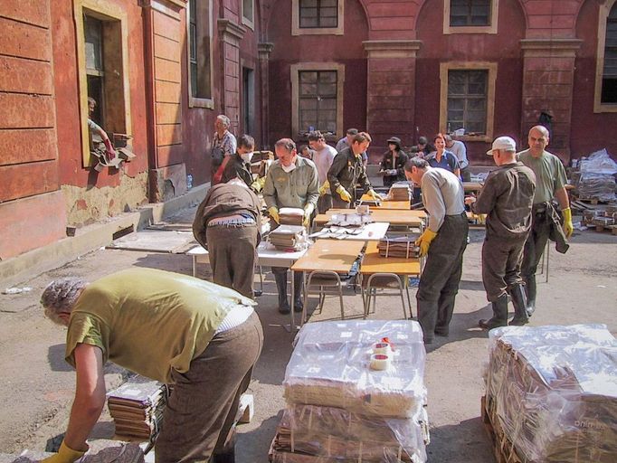 Naštěstí díky obrovskému personálu archivu a nasazení speciální techniky...