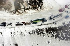Lavina pohřbila u lyžařského centra tři lidi