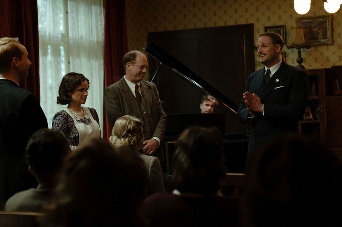 Z natáčení dvoudílného televizního filmu Gerta Schnirch podle románu Kateřiny Tučkové.