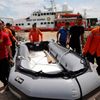 Vytahování trosek letounu airbus A320-200  letecké společnosti AirAsia