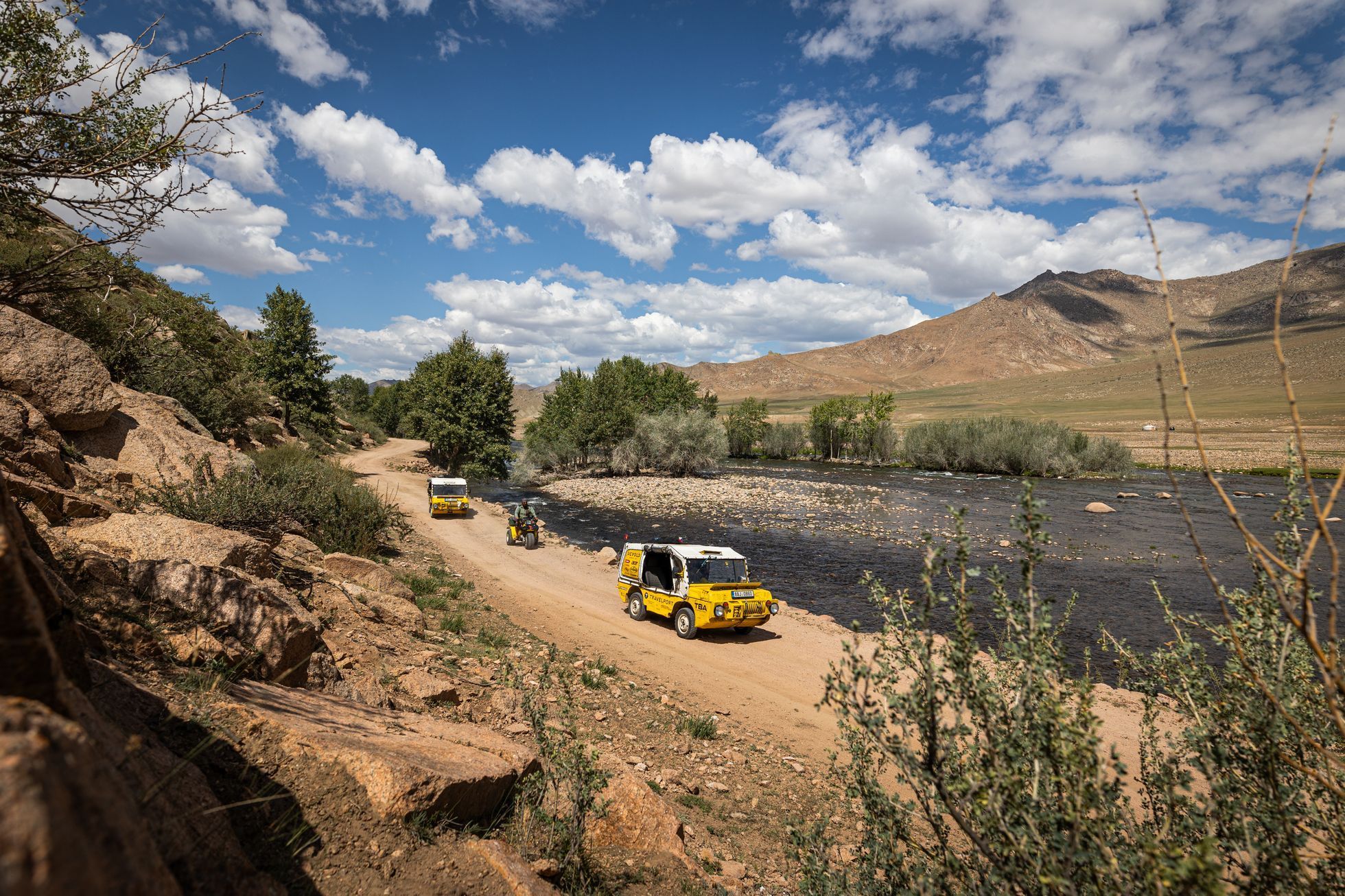 Žlutá žába pluje na východ