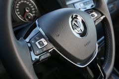 Šéf Volkswagenu chce snížit odměny manažerů o třetinu kvůli skandálu s emisemi
