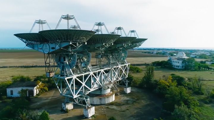 Monstra z bitevní lodi. Ukrajina se na Krymu snaží trefit ruské "oči a uši"