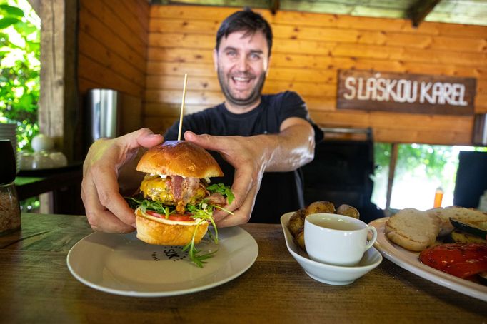 Bistro a penzion S láskou Karel u Bezdězu.