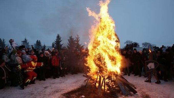 Rusové upalují zimu ve městě Suzdal