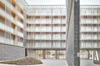 Komunitní dům nazvaný "85 viviendas sociales en Cornella", který stojí na okraji Barcelony, letos získal řadu cen a byl jedním z pěti finalistů prestižní ceny za architekturu Mies van der Rohe.