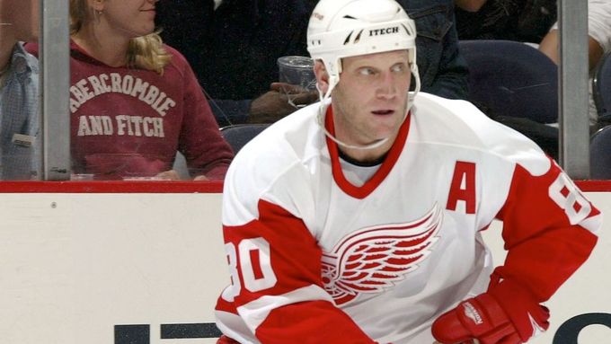 Brett Hull v dresu Detroitu, kde na sklonku hráčské kariéry odehrál tři sezony.