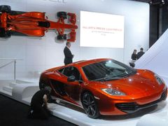 Na propojení s F1 McLaren přímo odkazoval na svém stánku na pařížském výstavišti