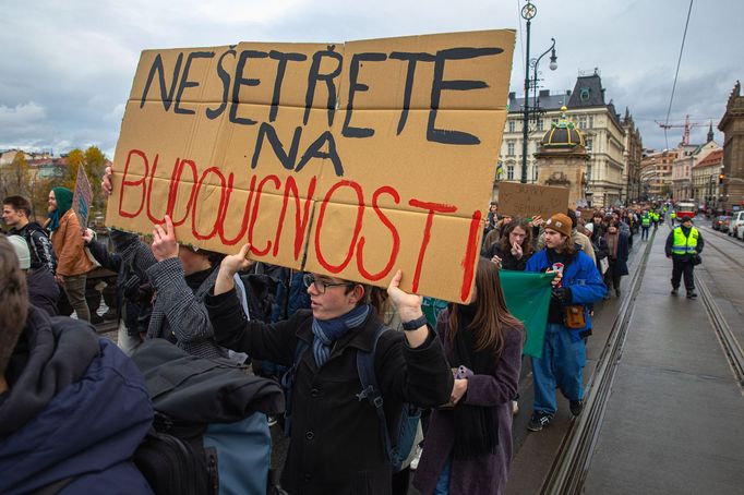 Protest studentů a odborů proti opatřením vlády Petra Fialy.