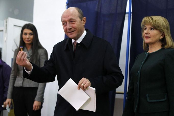 Hlas přišel odevzdat i středopravicový prezident Traian Basescu, jenž má dlouhodobé rozepře s premiérem Victorem Pontou.