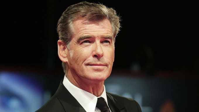 Pierce Brosnan, mimo jiné též agent James Bond, propůjčil hlas filmu Aldabra: Byl jednou jeden ostrov