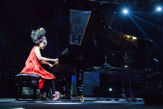 Snímek z koncertu Hiromi na brněnském Jazzfestu.