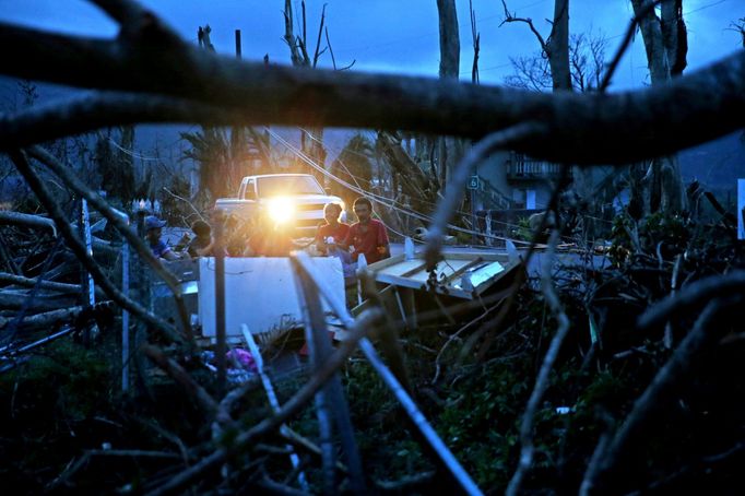 Portoriko čekají po řádění hurikánu Maria měsíce bez elektřiny. Kromě záplav se zchudlé Portoriko potýká s chaosem a panikou.