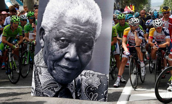 Fanoušci na Tour de France 2013: Fotka Nelsona Mandely, který slaví 95. narozeniny