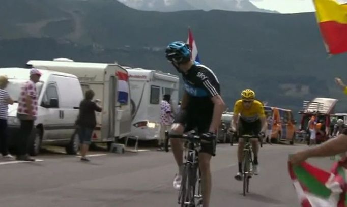 Chris Froome se ohlíží za sebe na Bradleyho Wigginse