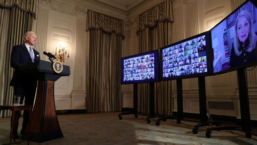 Americký prezident Joe Biden přijímá sliby zaměstnanců, kteří nepotřebují potvrzení Senátem. Kvůli pandemii netradičně během virtuálního ceremoniálu.