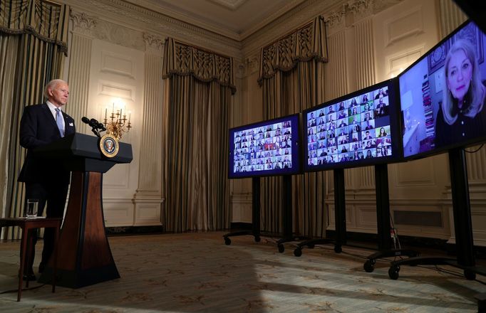 Americký prezident Joe Biden přijímá sliby zaměstnanců, kteří nepotřebují potvrzení Senátem. Kvůli pandemii netradičně během virtuálního ceremoniálu.