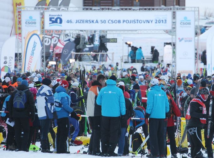 Přípravy na start finišují, za chvíli se na trať vydá další vlna.