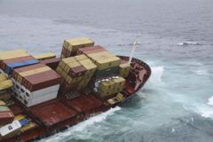 Z rozlomené lodi Rena se vysypaly stovky kontejnerů