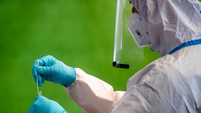 Armádní mobilní odběrový tým začal 9. února 2021 testovat antigenními testy na covid-19 obyvatele Malých Svatoňovic na Trutnovsku.