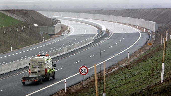 Na 3,5 kilometru je silnice připravena na vybudování tunelu. Nahoře by v budoucnu mohla vést plánovaná nová ranvej ruzyňského letiště.