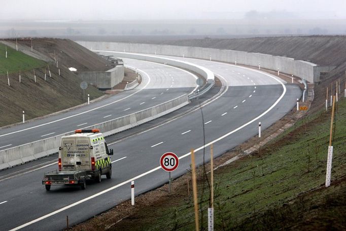 Na 3,5 kilometru je silnice připravena na vybudování tunelu. Nahoře by v budoucnu mohla vést plánovaná nová ranvej ruzyňského letiště.