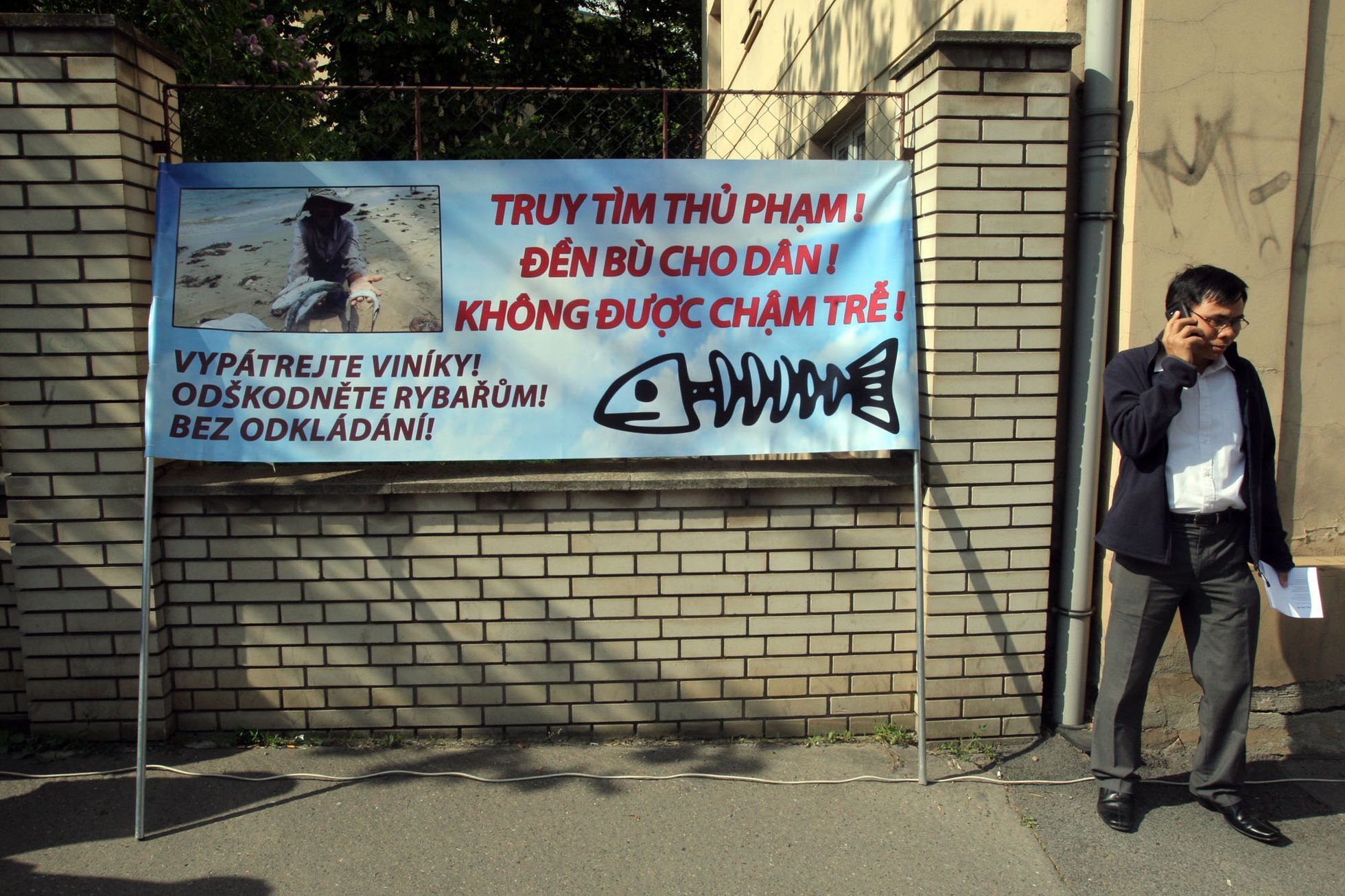 Vietnamci protestují před svou ambasádou v Praze