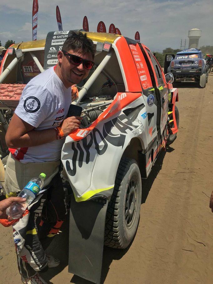 Martin Prokop v cíli. Ano, letěl přes "boudu" těsně před cílem, ale dopadl na kola a normálně dojel.