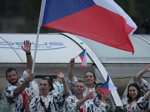 Jedou na mejdan, nebo na olympiádu? České oblečení vzbudilo v Paříži rozruch