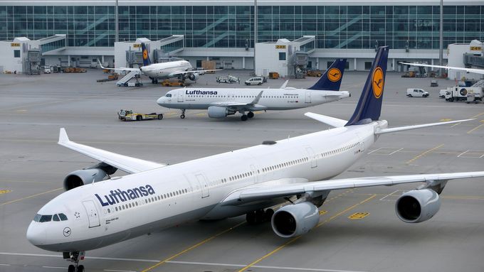Airbus německé společnosti Lufthansa na Berlínském letišti.