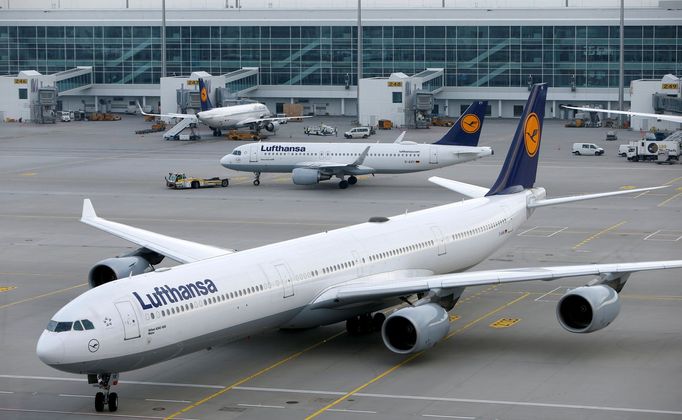 Airbus německé společnosti Lufthansa na Berlínském letišti.