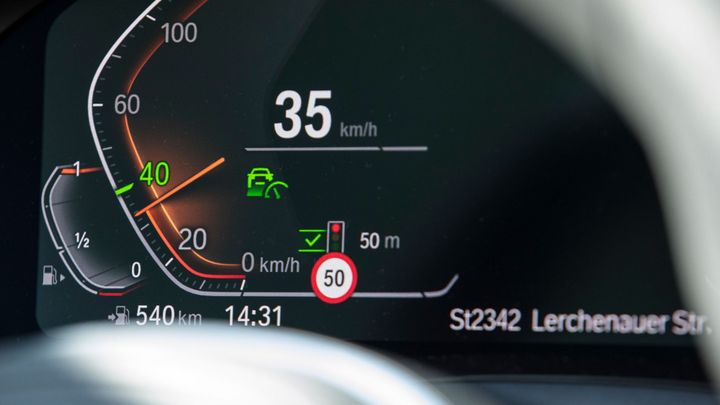 Červená, stát. BMW chystá chytrý tempomat, který sám zastaví na semaforu