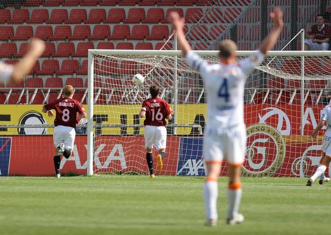 Kapitán Baníku Martin Lukeš zvedá ruce, střela Rudolfa Otepky právě poprvé rozvlnila síť sparťanské branky. Třicátá osmá minuta, stav nula jedna.