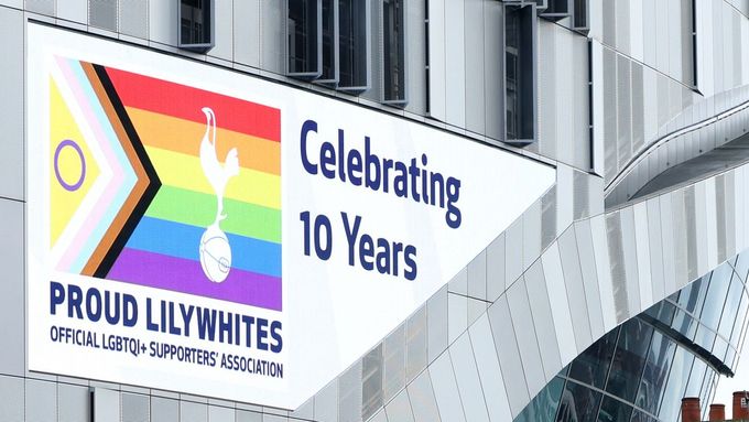 Symbol Proud Lilywhites na stadionu Tottenhamu