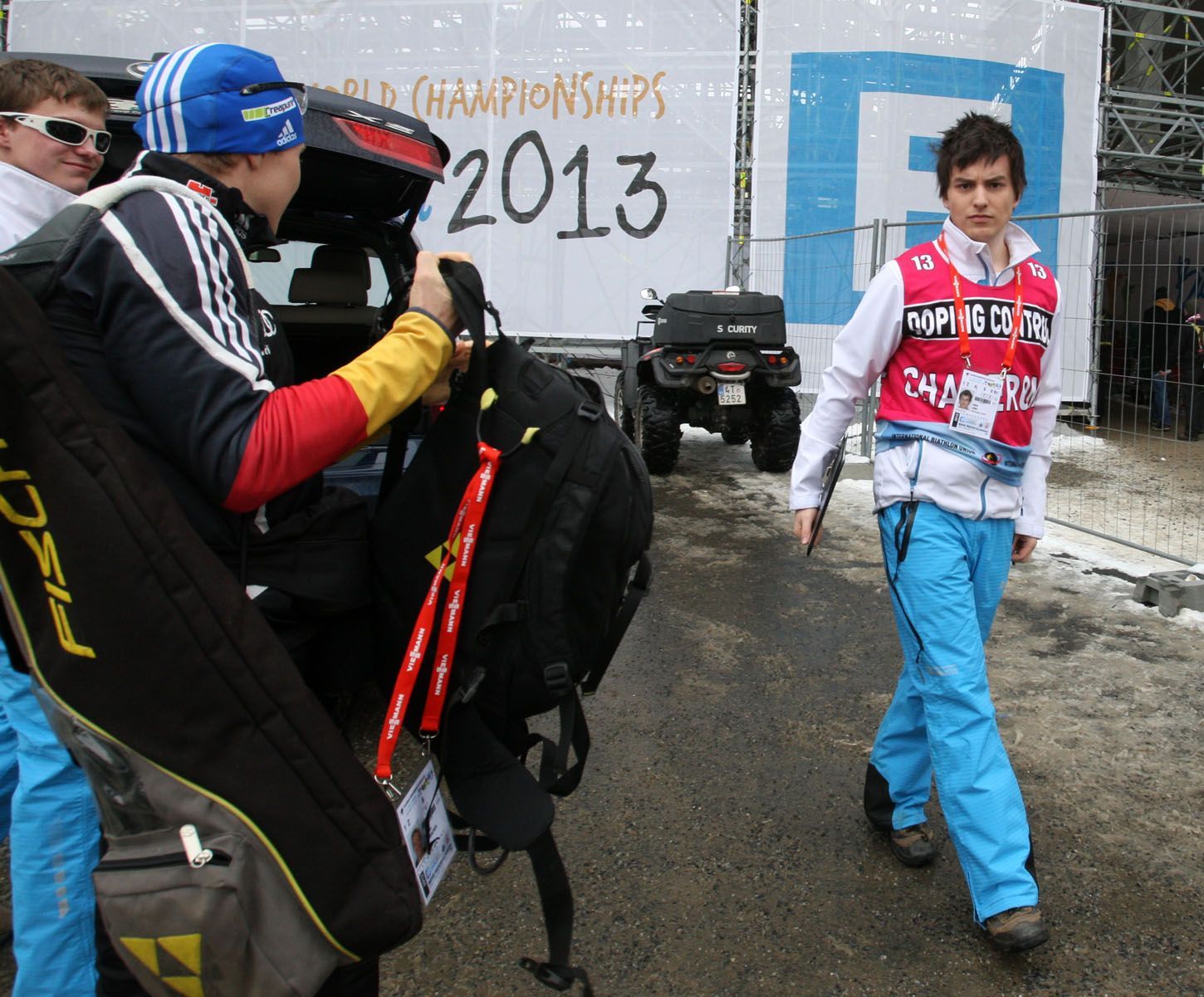 Němec Andreas Birnbacher míří na dopingovou kontrolu na MS v biatlonu v Novém Městě na Moravě 2013