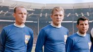 Ján Popluhár, Svatopluk Pluskal (uprostřed) a Josef Masopust ve výběru FIFA 1963. Z tehdejších superhvězd chyběl ve výběru světa pouze Pelé, jehož neuvolnil Santos, a Cesare Maldini, kterého nahradil Slovák Popluhár (vlevo).