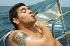 Maradona už vtipkuje, o jeho stav se po operaci zajímal i syn Fidela Castra