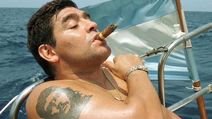 Diego Maradona na archivním snímku při návštěvě Kuby