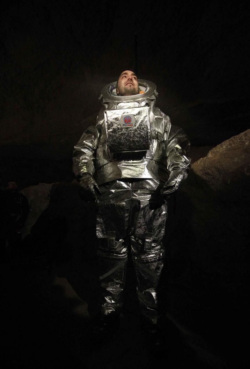 Obrazem: V alpských jeskyních se testují skafandry pro misi na Mars