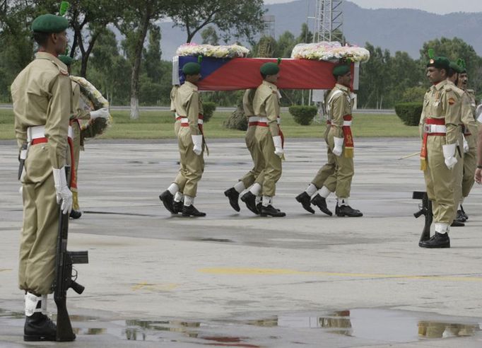 Vojenská základna Rawalpindi (Pákistán) - vojáci přinášejí ostatky českého diplomata k přistavenému armádnímu speciálu z České republiky.