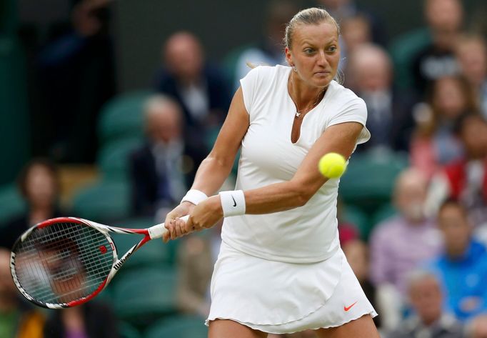 Petra Kvitová v zápase s Kirsten Flipkensovou na Wimbledonu 2013