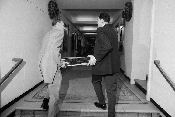 Zaměstnanci hotelu Pierre v New Yorku přenášejí jednu z několika bezpečnostních schránek, které byly vykradeny při loupeží v neděli 2. ledna 1972.