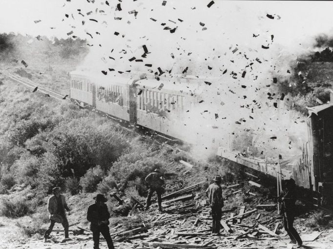 Scéna zachycující vlakovou loupež pomocí užití výbušnin. Záběr z filmu "Butch Cassidy a Sundance Kid" z roku 1969.