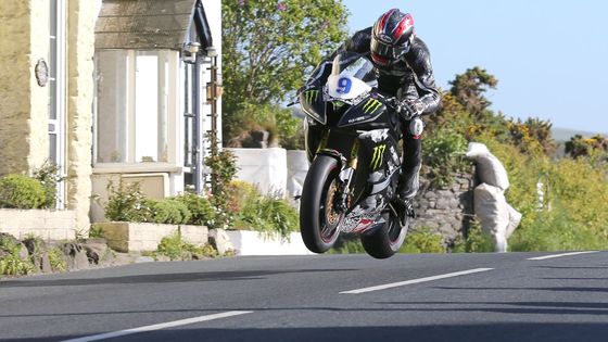 Počátek června patří na ostrově Man legendární Tourist Trophy. Podívejte se, proč se jí po právu přezdívá nejnebezpečnější motocyklový závod současnosti.