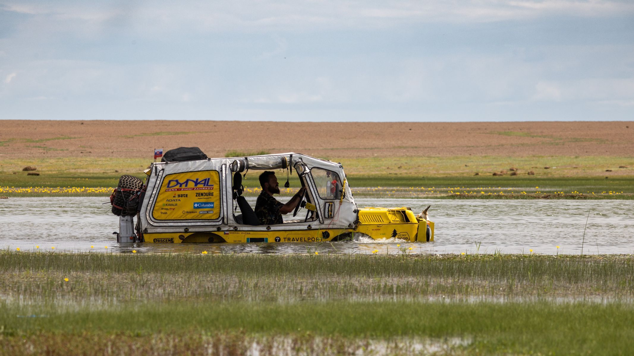 Žlutá žába pluje!