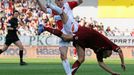 Aračič v souboji s Doškem během první půle zápasu Sparta vs. Slavia.